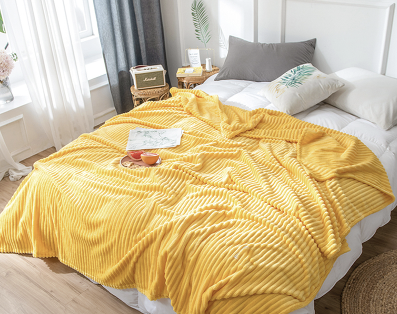 Koc pluszowy tłoczony w pasy 200x220 musztardowy