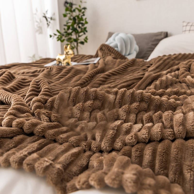 Koc pluszowy tłoczony w pasy 200x220 brązowy