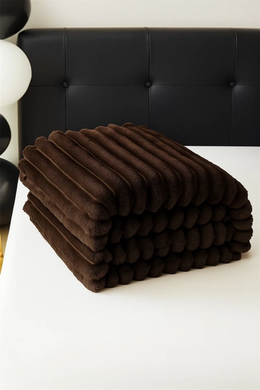 Koc pluszowy tłoczony w grube szerokie pasy 200x220 brązowy