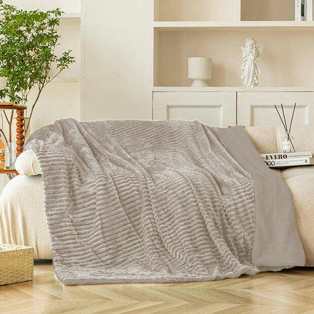 Koc pluszowy tłoczony w pasy narzuta z barankiem 200x220 chłodny beżowy