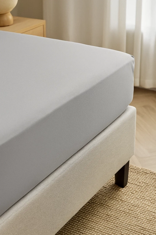 Prześcieradło z gumką jasne szare 90x200 satyna bawełniana