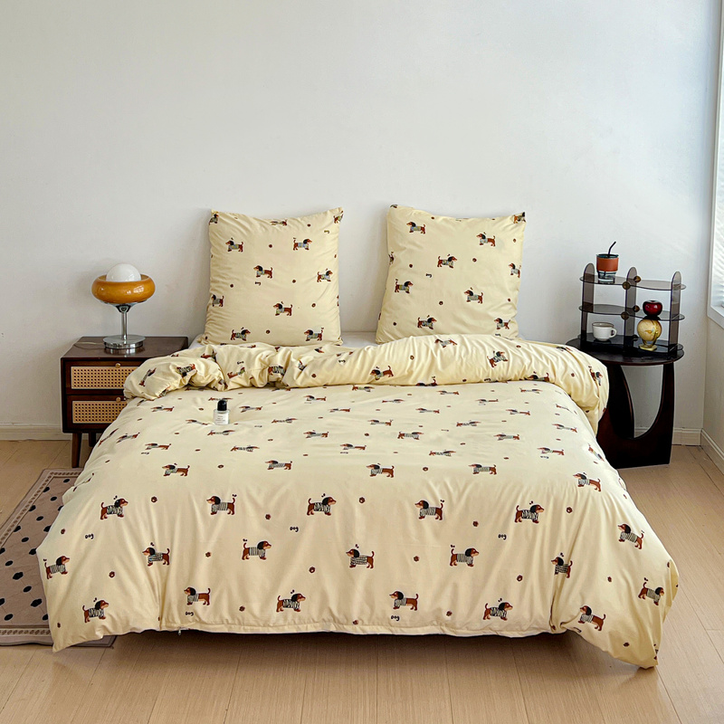 Pościel jasna beżowa w jamniki w ubrankach 200x220 3 el. Doggy F4