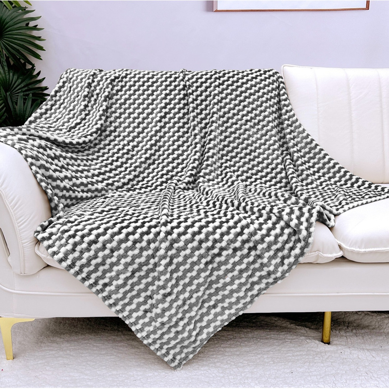 Koc pluszowy tłoczony w kwadraty kratkę 200x220 czarno-biały