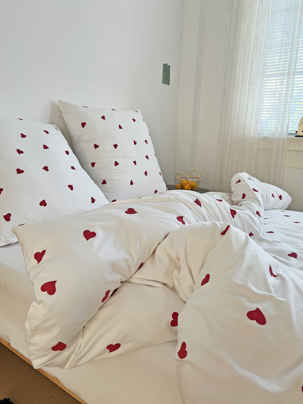 Pościel biała w czerwone serca 160x200 3 el. Love F11
