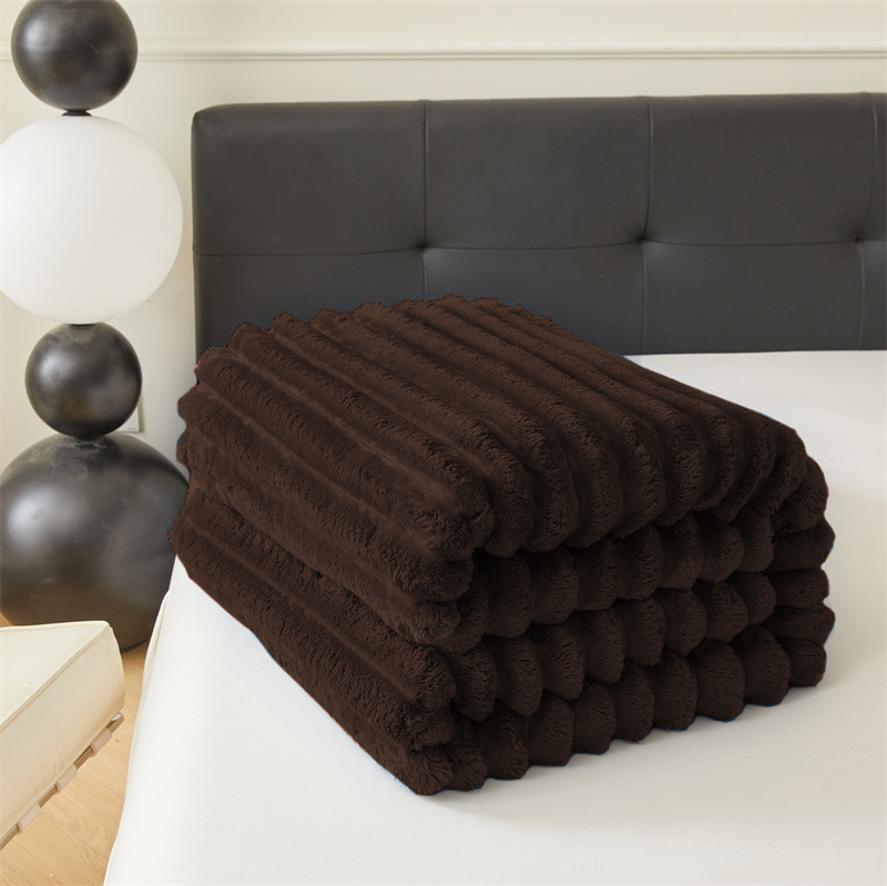 Koc pluszowy tłoczony w grube szerokie pasy 200x220 brązowy