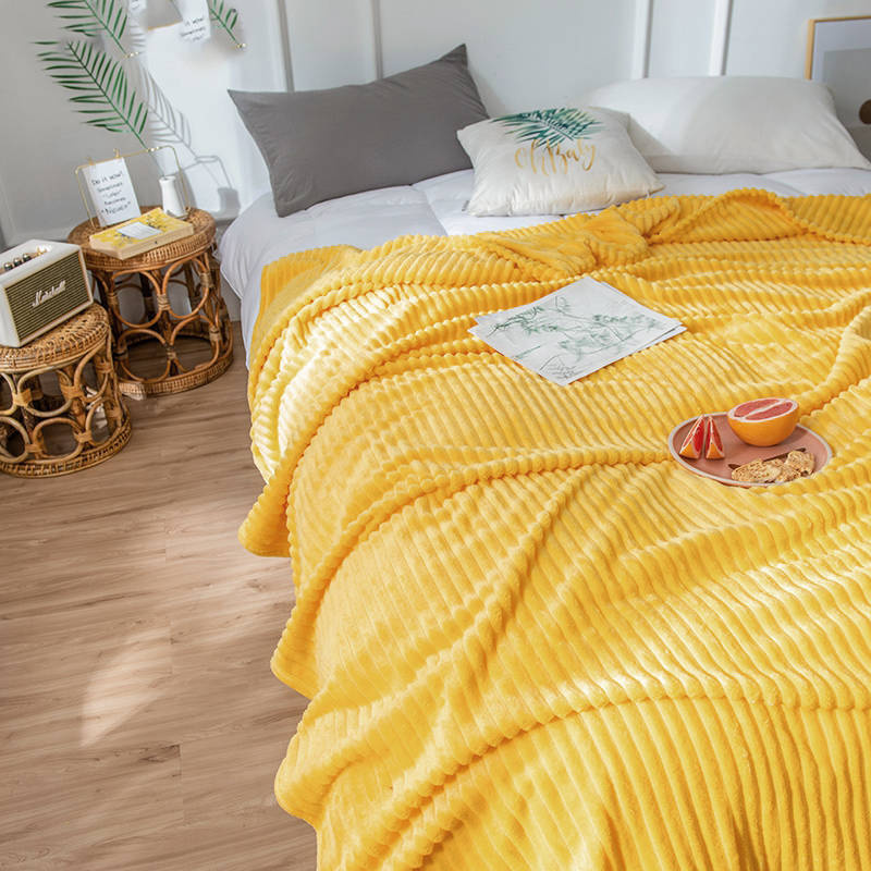 Koc pluszowy tłoczony w pasy 200x220 musztardowy