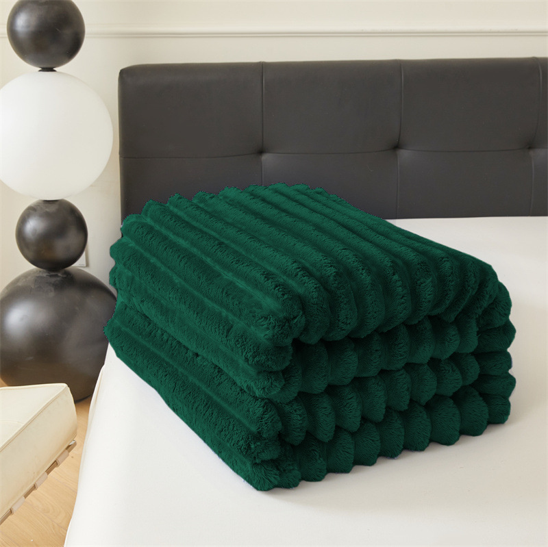 Koc pluszowy tłoczony w grube szerokie pasy 160x200 butelkowy zielony