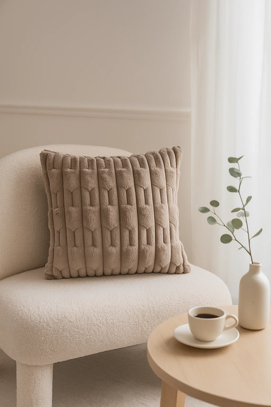 Poszewka na poduszkę dekoracyjna 40x40 tłoczona we wzór 3D pluszowa ciemna beżowa
