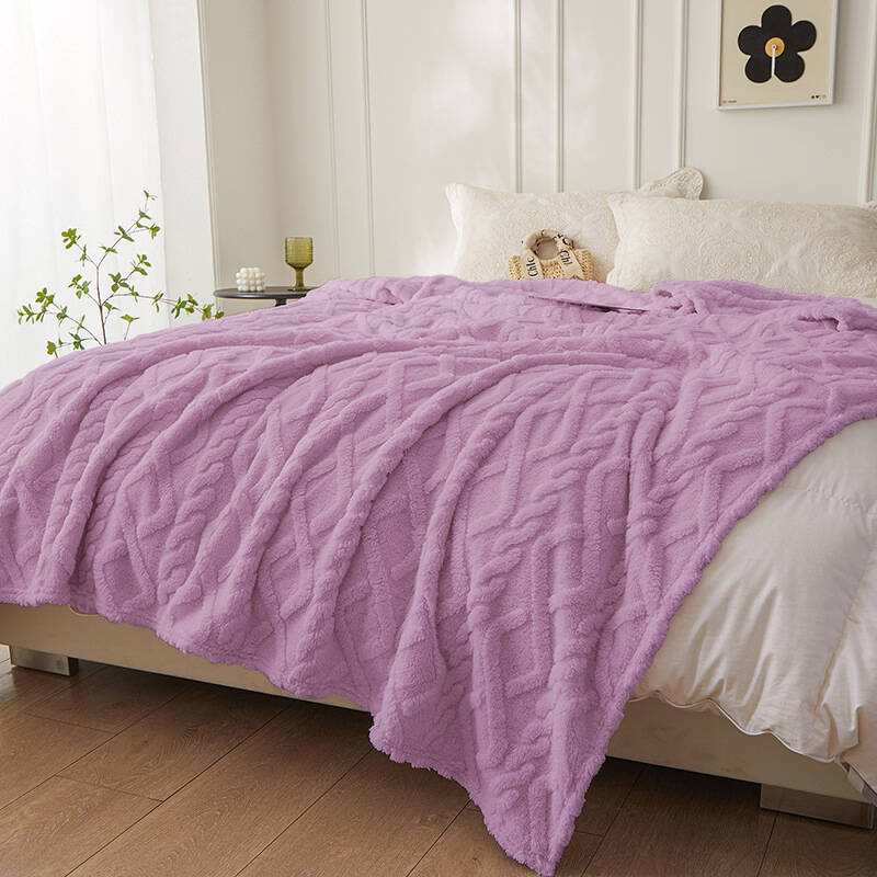 Koc pluszowy tłoczony w sweterek 3D 160x200 fioletowy