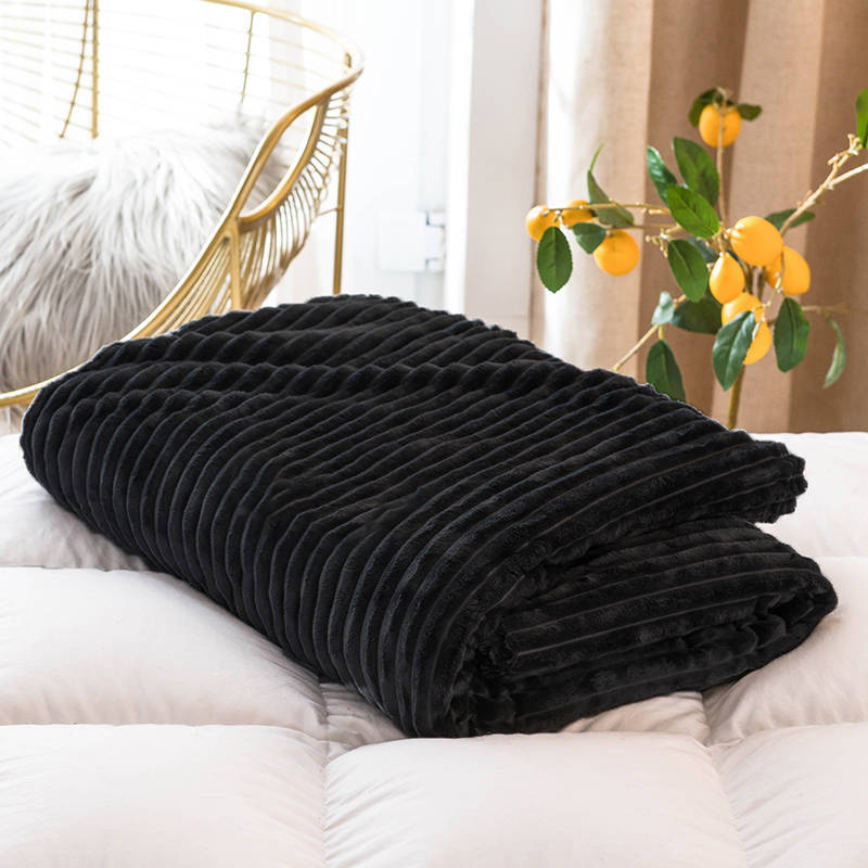 Koc pluszowy tłoczony w pasy 200x220 czarny