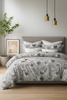 Pościel jasna szara w kwiaty 160x200 4 el. z prześcieradłem z gumką Belo D-139