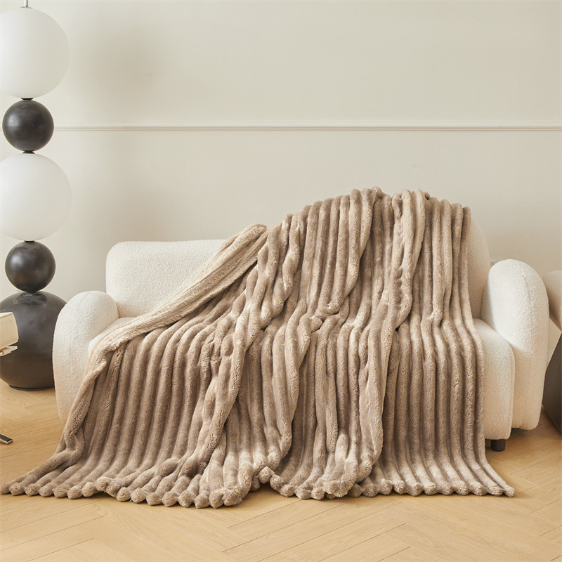 Koc pluszowy tłoczony w grube szerokie pasy 160x200 beżowy