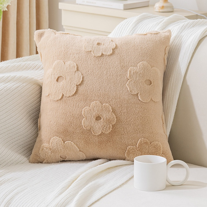 Poszewka na poduszkę dekoracyjna 45x45 w kwiatki 3D pluszowa beżowa