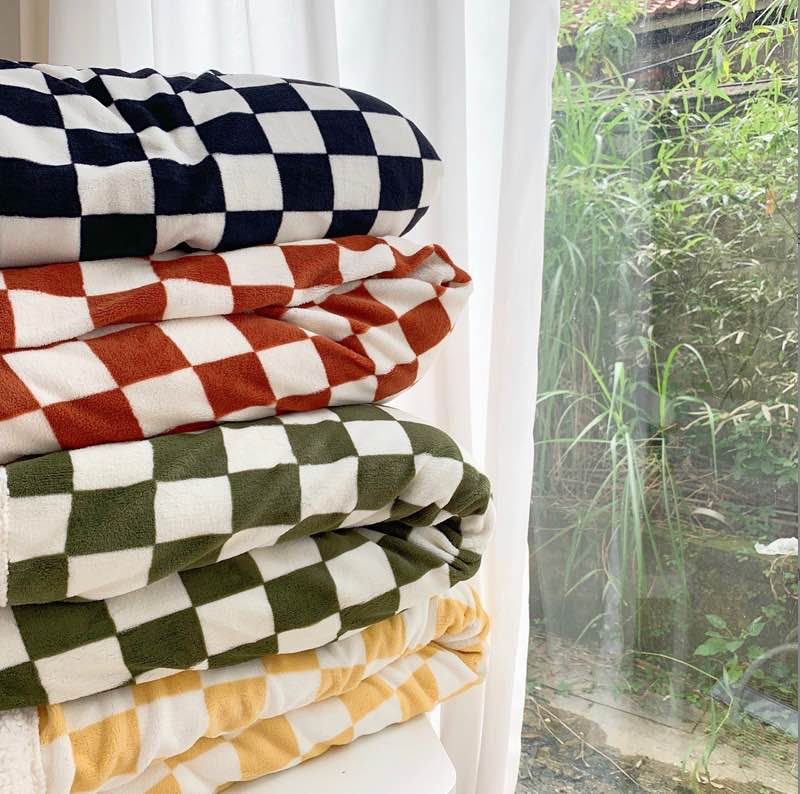 Koc pluszowy narzuta w kratę z barankiem 200x230 czarno-biały