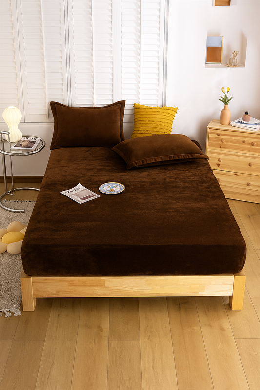 Prześcieradło pluszowe z gumką MIŚ brązowe 90x200