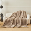 Koc pluszowy tłoczony w grube szerokie pasy 160x200 beżowy