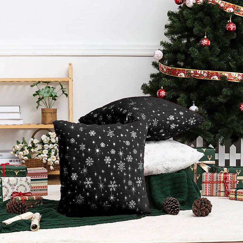 Poszewka na poduszkę czarna w srebrne śnieżynki 40x40