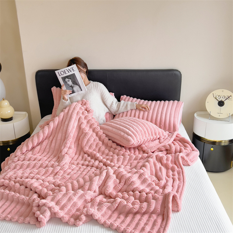 Koc pluszowy tłoczony w grube szerokie pasy 160x200 różowy