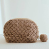 Kosmetyczka pluszowa z pomponem brązowa