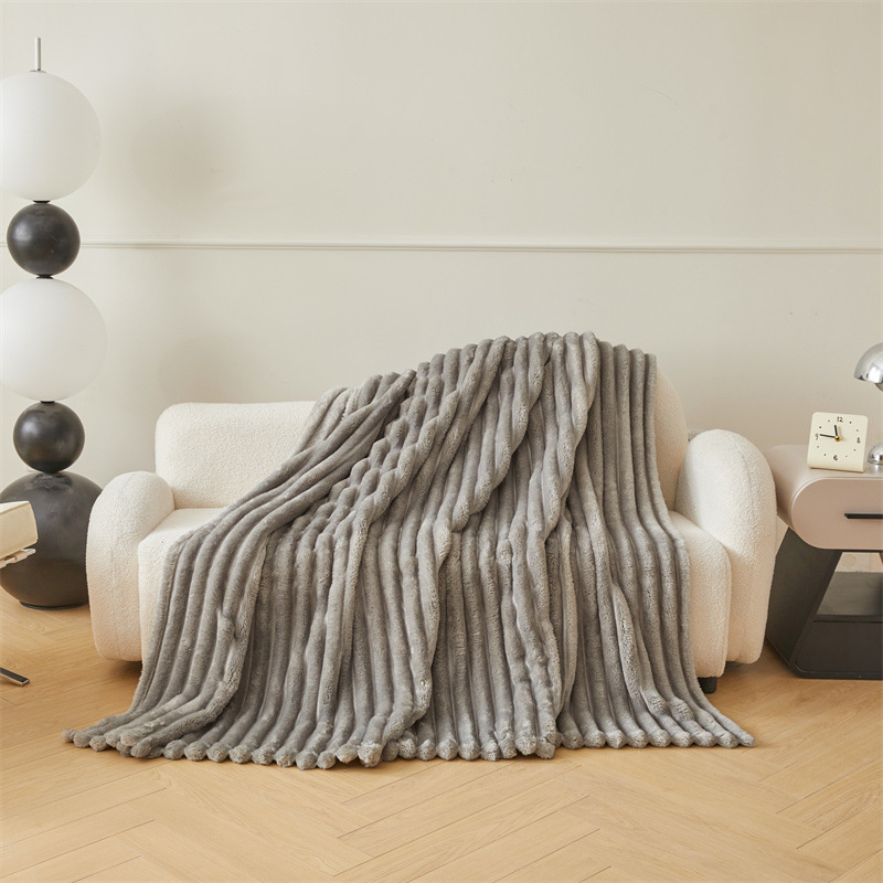 Koc pluszowy tłoczony w grube szerokie pasy 160x200 jasny szary