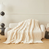 Koc pluszowy tłoczony w grube szerokie pasy 160x200 kremowy ecru