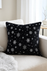 Poszewka na poduszkę czarna w srebrne śnieżynki 40x40