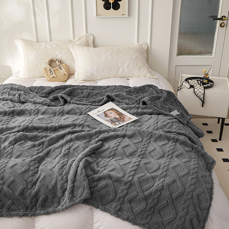 Koc pluszowy tłoczony w sweterek 3D 200x220 ciemny szary