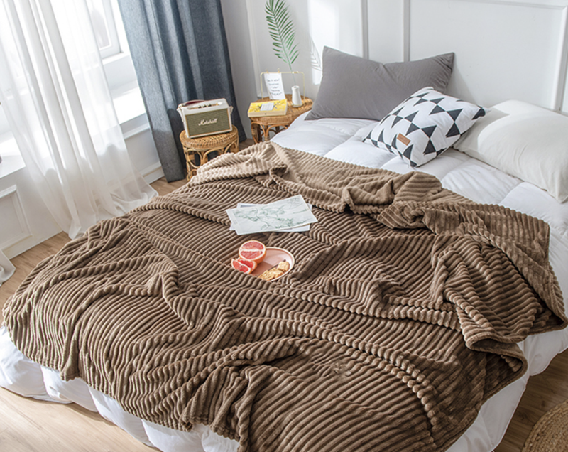 Koc pluszowy tłoczony w pasy 200x220 brązowy