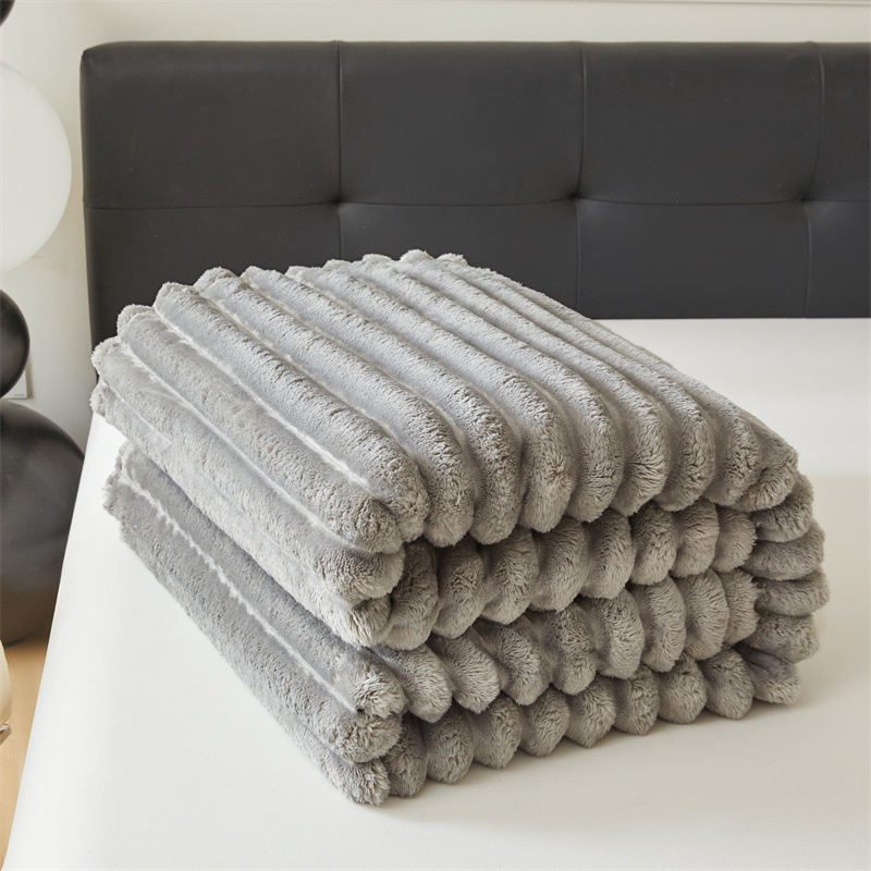 Koc pluszowy tłoczony w grube szerokie pasy 200x220 jasny szary