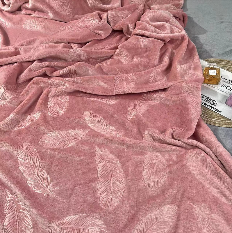 Koc pluszowy tłoczony w piórka 200x220 różowy