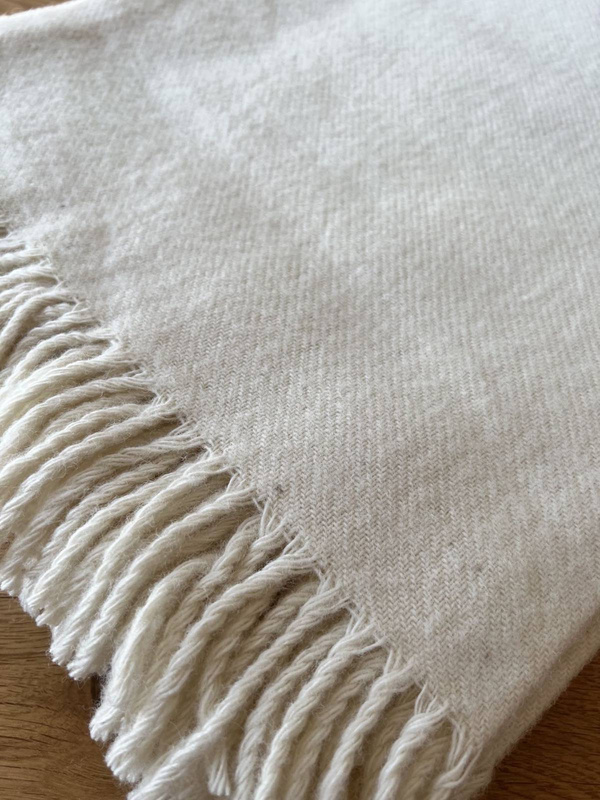 Koc wełniany z frędzlami ecru 160x200