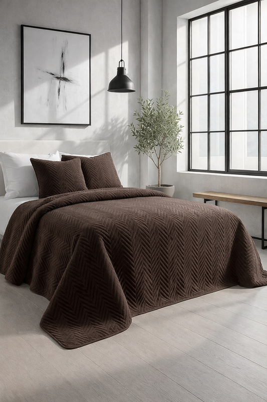 Narzuta dekoracyjna welurowa w jodełkę CHEVRON VELVET 200x220 brązowa czekoladowa