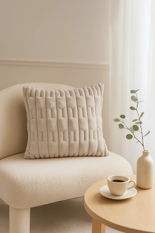 Poszewka na poduszkę dekoracyjna 40x40 tłoczona we wzór 3D pluszowa jasna beżowa