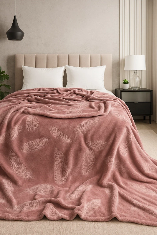 Koc pluszowy tłoczony w piórka 200x220 różowy