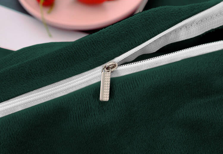 Pościel pluszowa zimowa miś gładka 160x200 3 el. butelkowa zielona K005