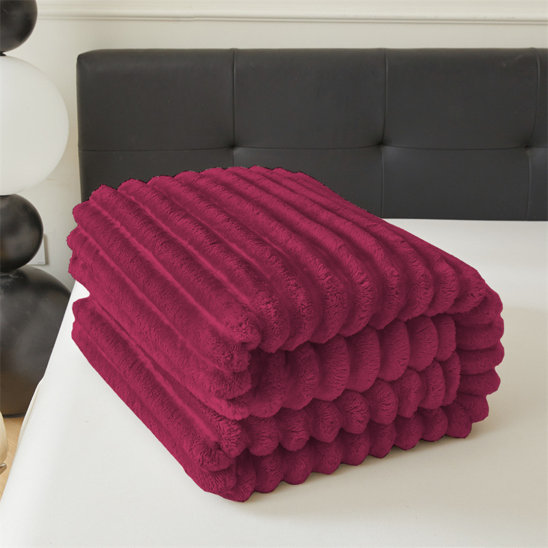 Koc pluszowy tłoczony w grube szerokie pasy 160x200 bordowy