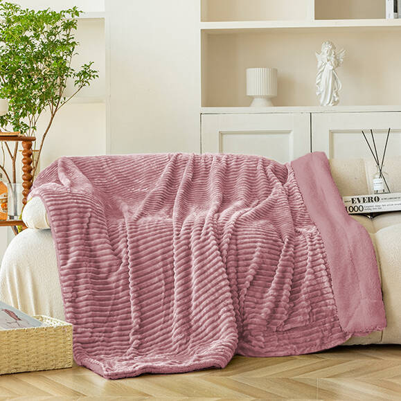 Koc pluszowy tłoczony w pasy narzuta z barankiem 200x220 różowy