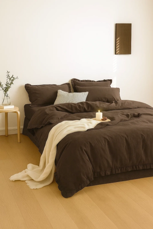 Pościel bawełniana z falbanką brązowa 200x220 3 el.