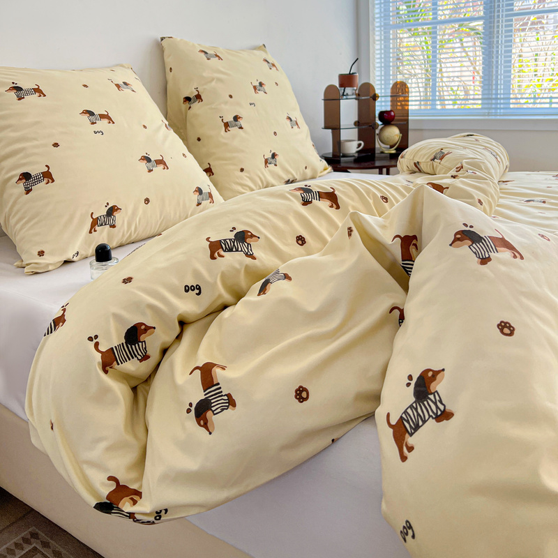 Pościel jasna beżowa w jamniki w ubrankach 200x220 3 el. Doggy F4