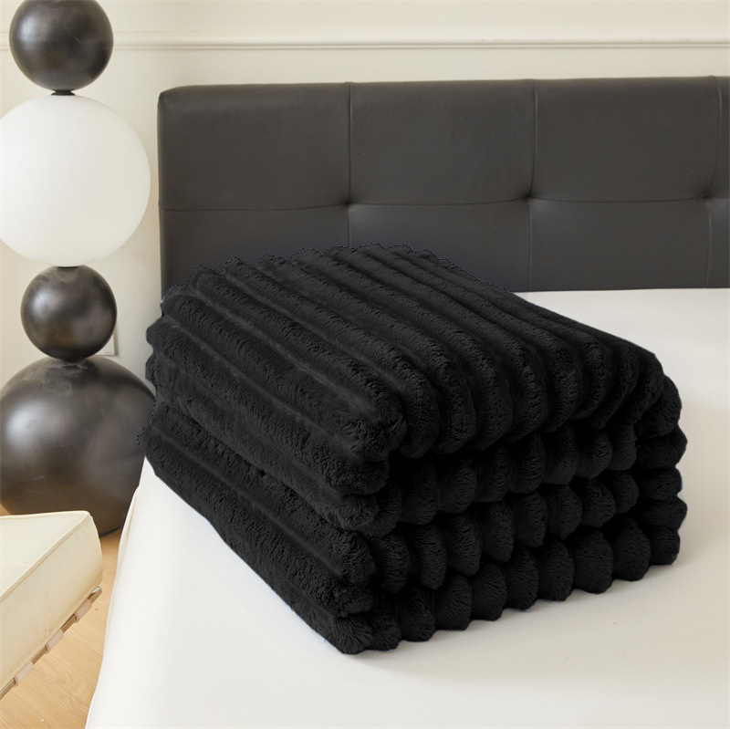 Koc pluszowy tłoczony w grube szerokie pasy 200x220 czarny