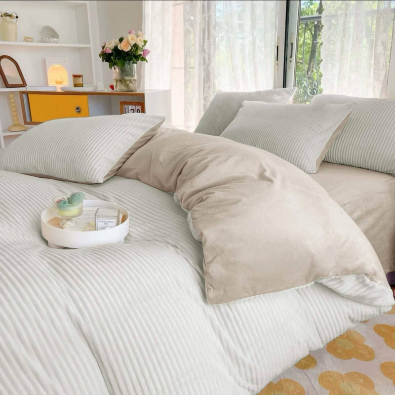 Pościel pluszowa zimowa miś tłoczona w pasy 160x200 3 el. biała - beżowa