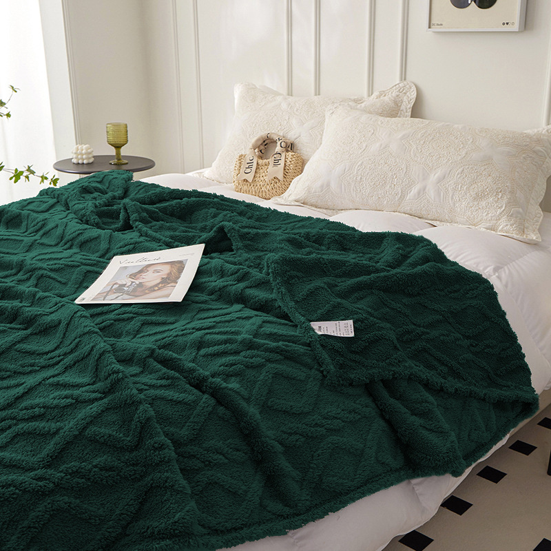 Koc pluszowy tłoczony w sweterek 3D 160x200 butelkowy zielony