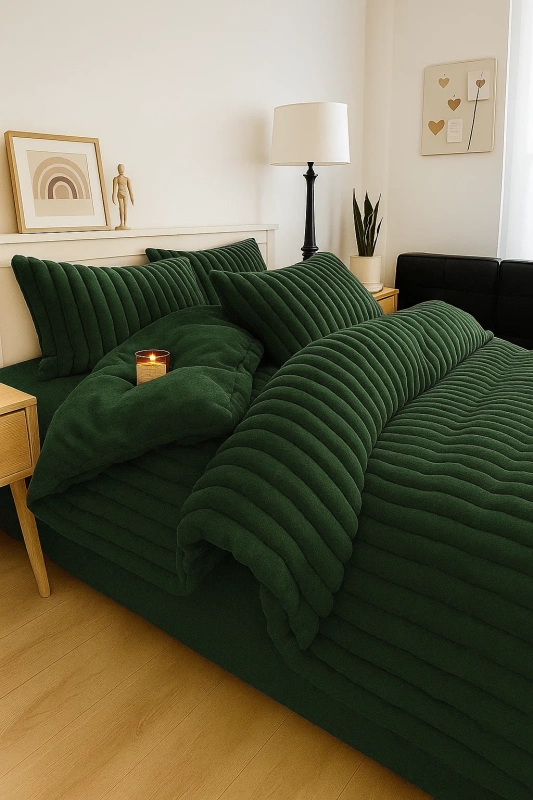 Pościel pluszowa zimowa miś tłoczona w grube szerokie pasy 160x200 3 el. butelkowa zielona