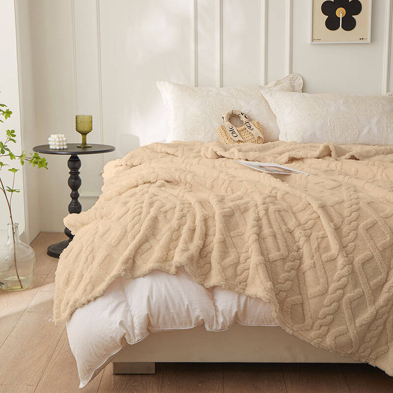 Koc pluszowy tłoczony w sweterek 3D 160x200 beżowy