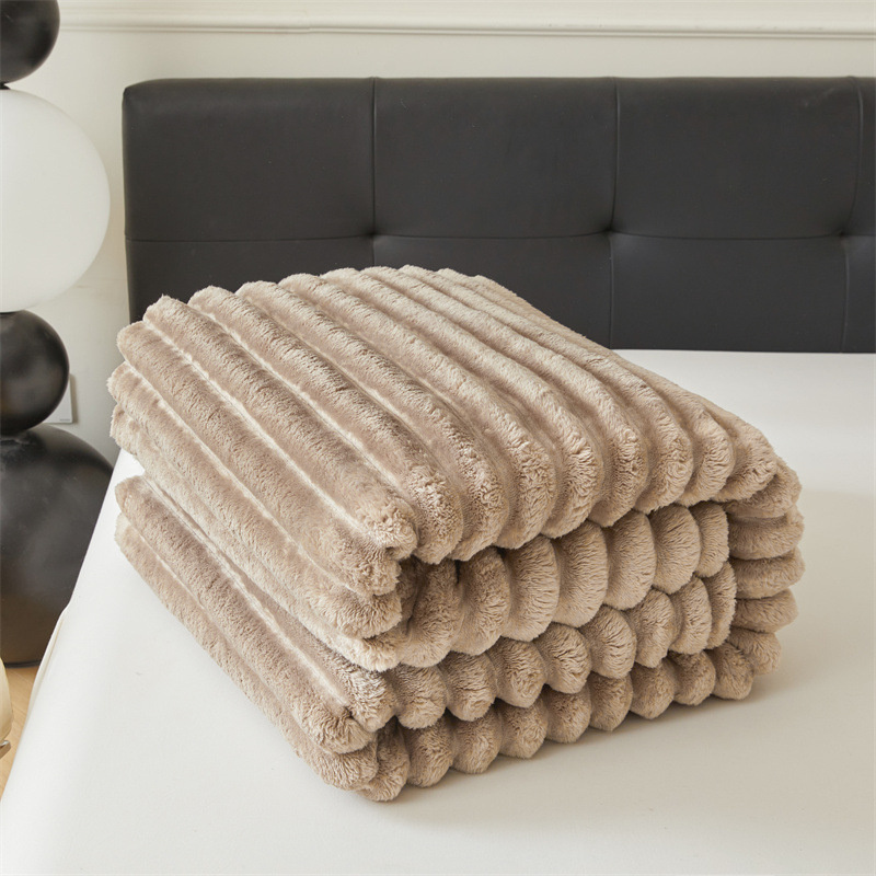 Koc pluszowy tłoczony w grube szerokie pasy 160x200 beżowy