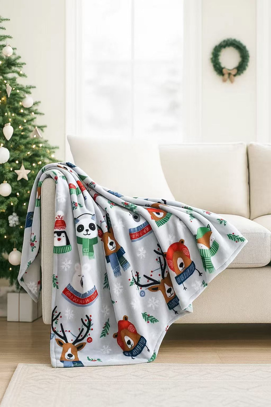 Koc świąteczny jasny szary w zimowe zwierzęta w szalikach 160x200