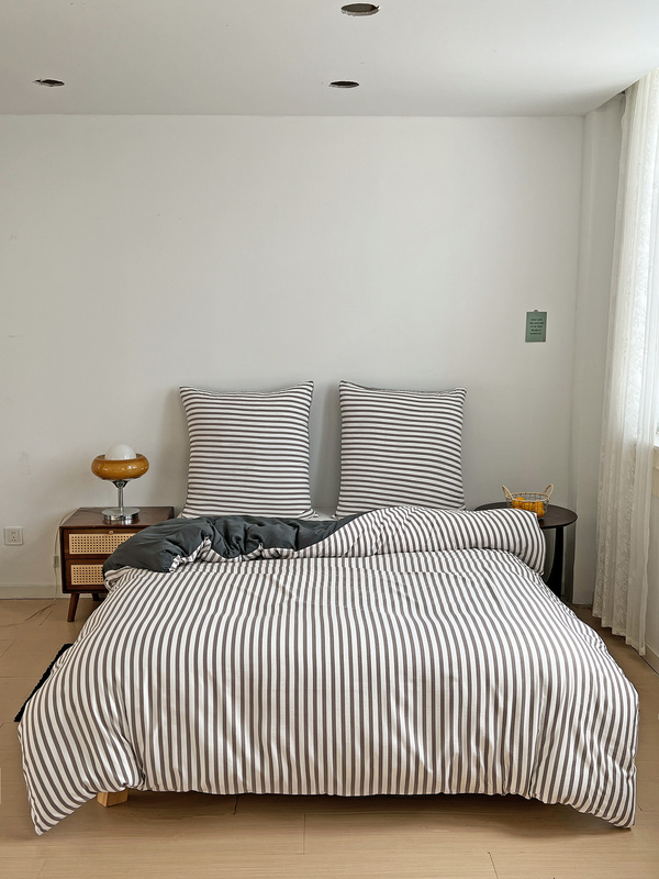Pościel biała w grafitowe pasy 200x220 3 el. Stripes F16