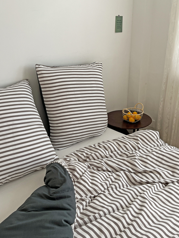 Pościel biała w grafitowe pasy 200x220 3 el. Stripes F16