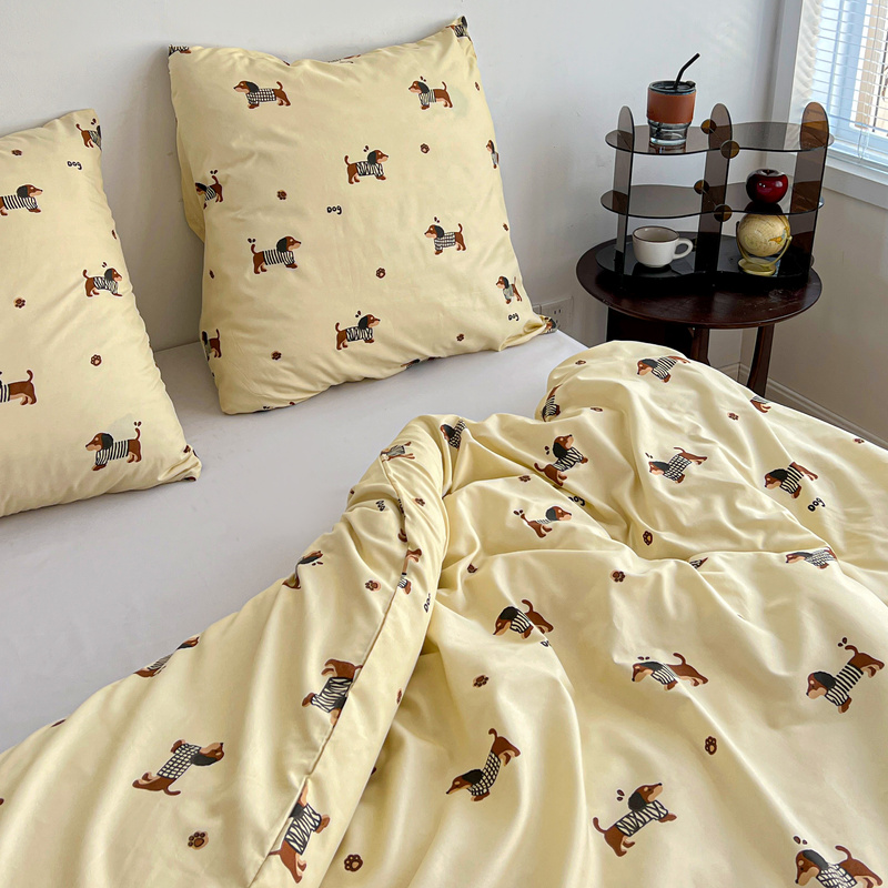 Pościel jasna beżowa w jamniki w ubrankach 200x220 3 el. Doggy F4