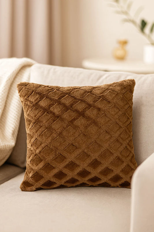 Poszewka na poduszkę pluszowa w romby brązowa 40x40